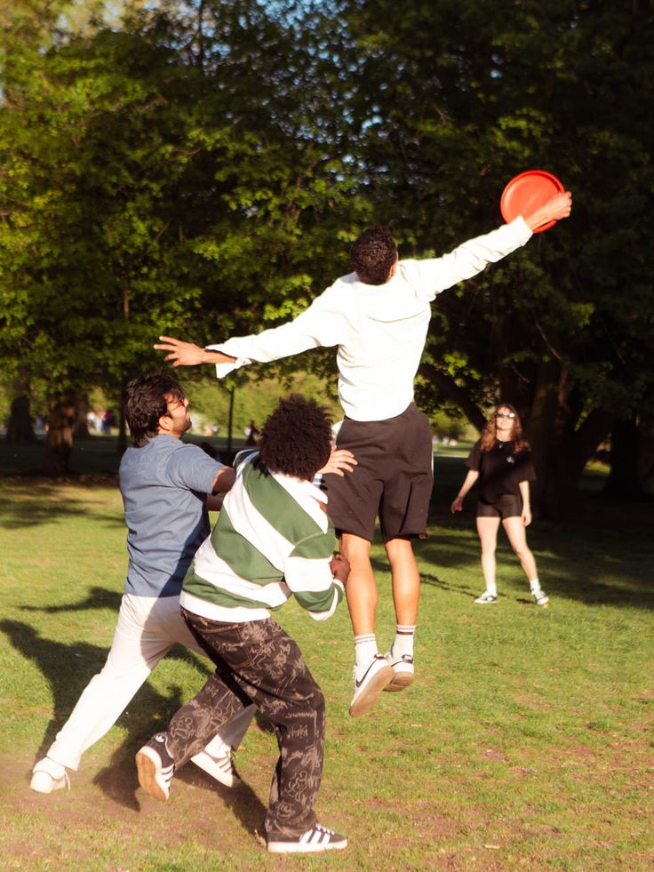 Gra w frisbee w parku