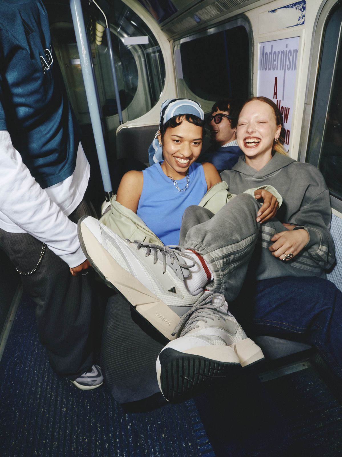 Śmiejący się znajomi w metrze